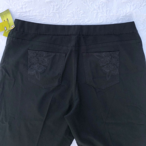 Lee StyleUp Natural Fit Embroidery Jean Capri size 24W Med NWT - Picture 10 of 15